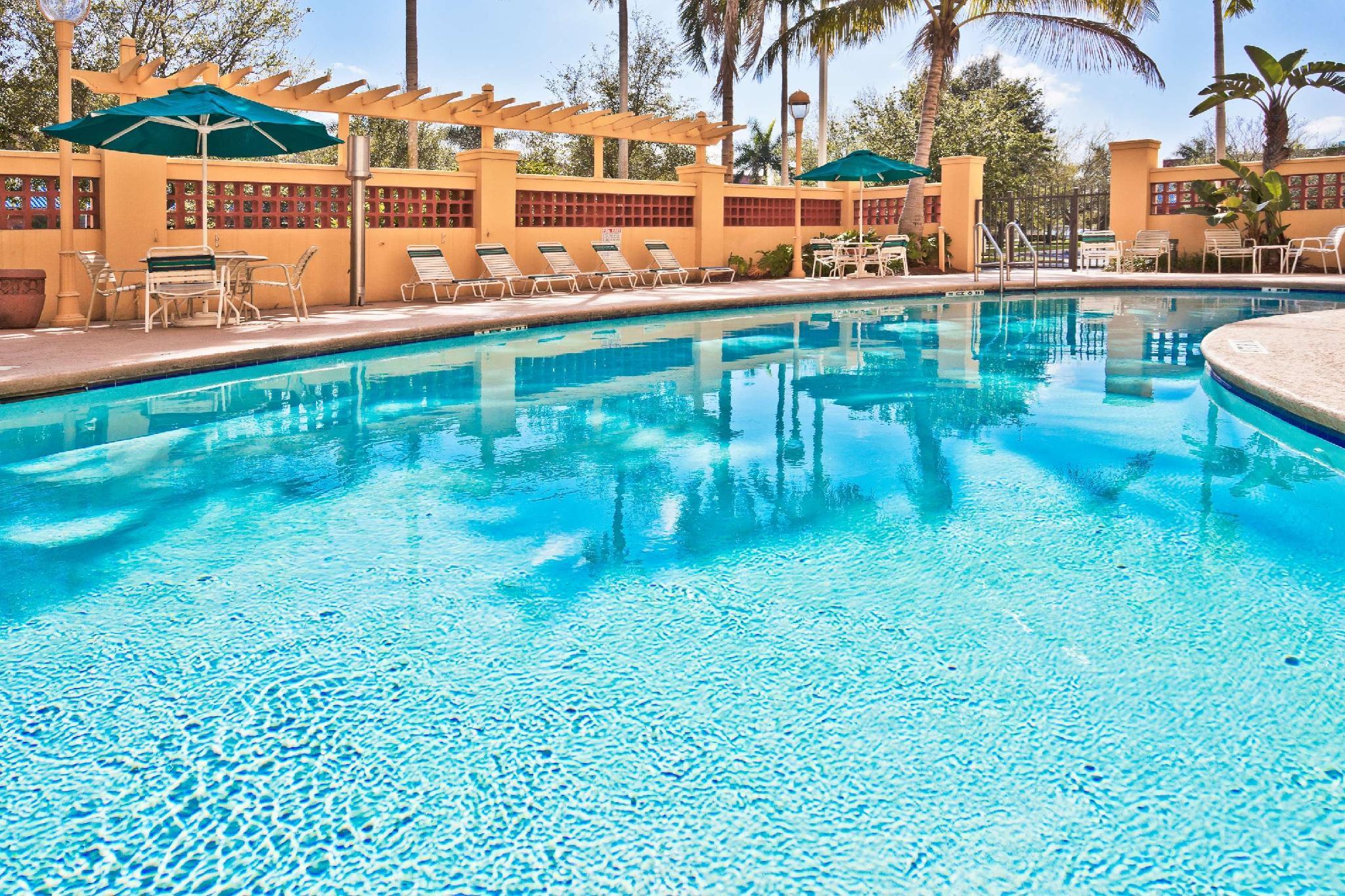 La Quinta By Wyndham Miami Airport West Hotel Sweetwater Exterior photo