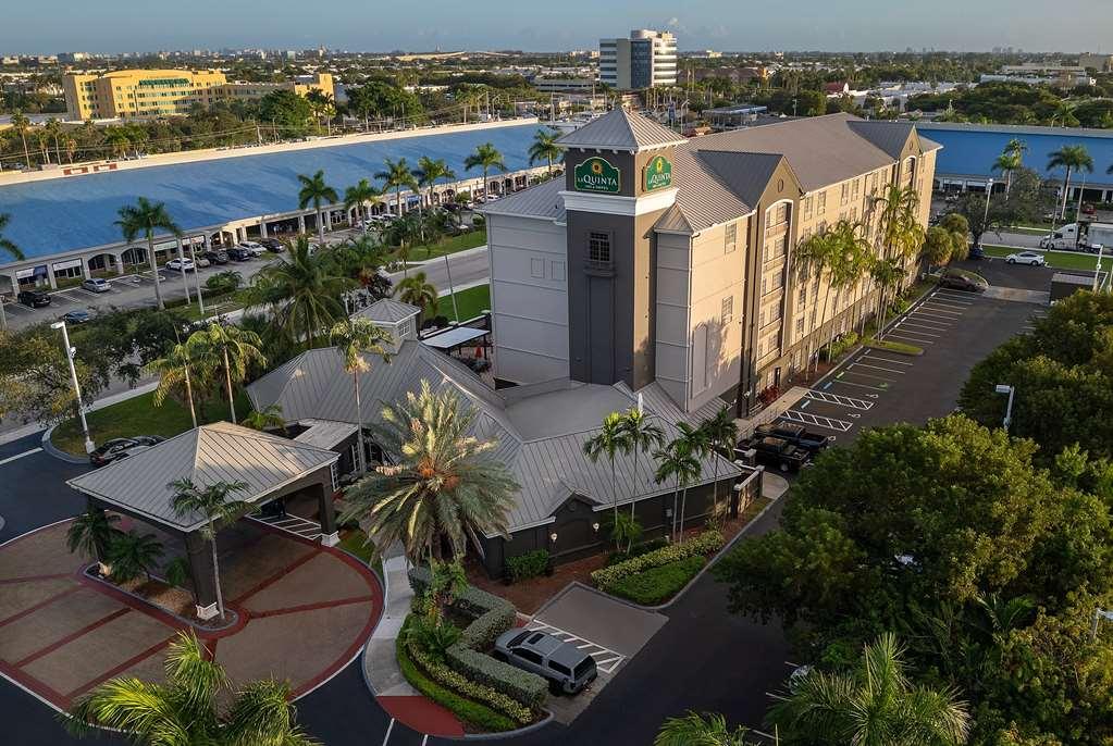La Quinta By Wyndham Miami Airport West Hotel Sweetwater Exterior photo