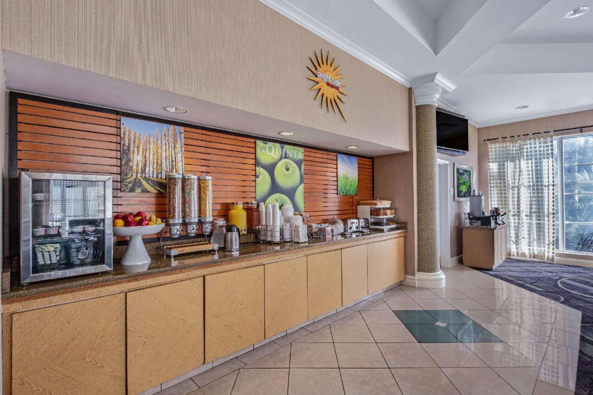 La Quinta By Wyndham Miami Airport West Hotel Sweetwater Exterior photo