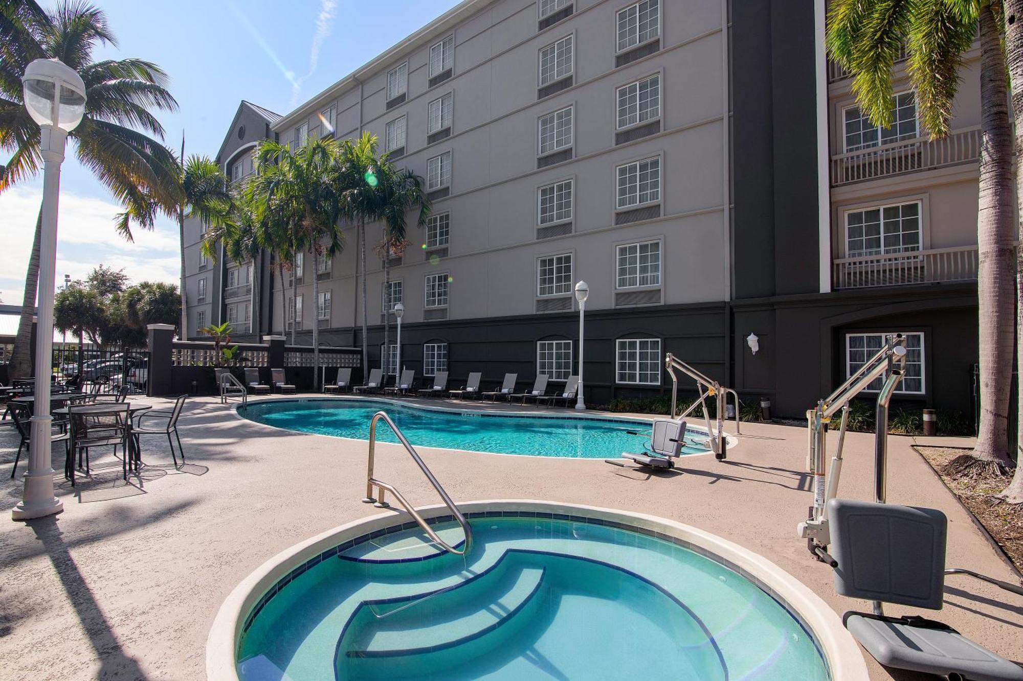 La Quinta By Wyndham Miami Airport West Hotel Sweetwater Exterior photo