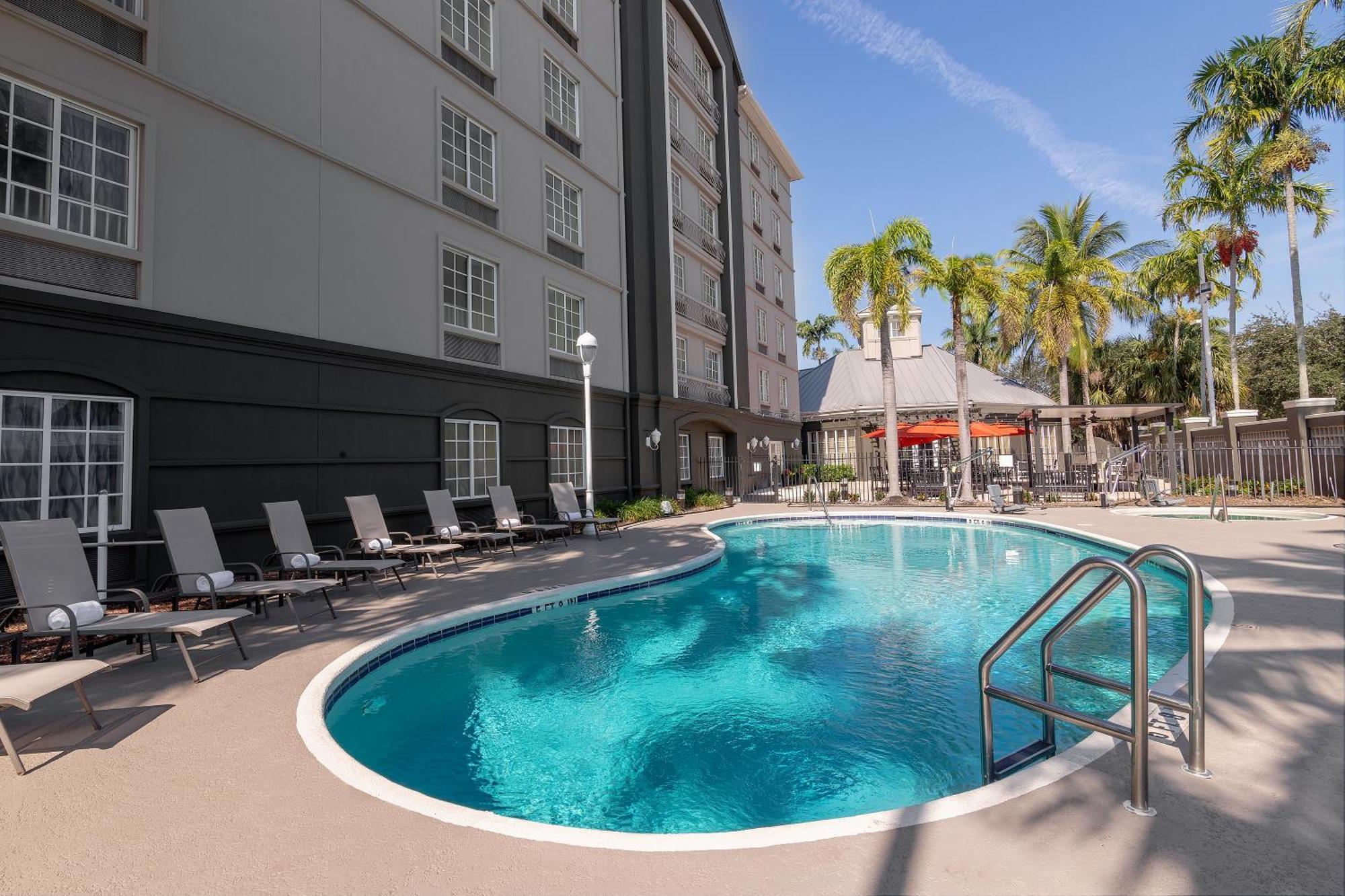 La Quinta By Wyndham Miami Airport West Hotel Sweetwater Exterior photo