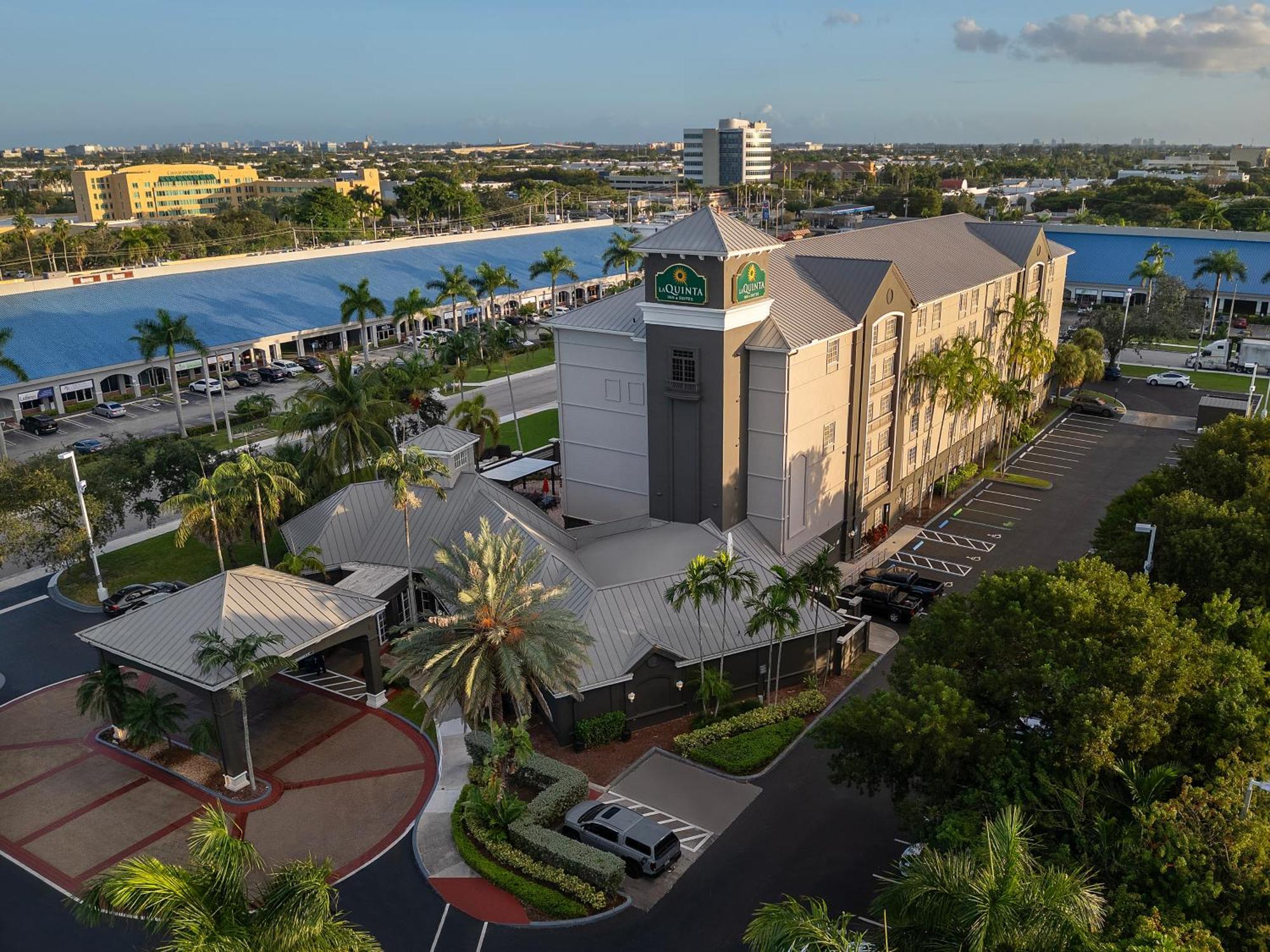 La Quinta By Wyndham Miami Airport West Hotel Sweetwater Exterior photo